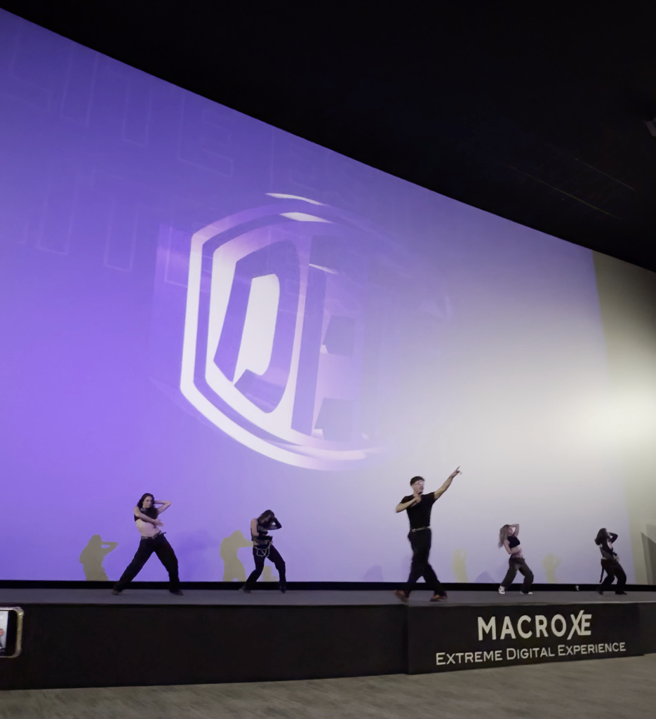 El 21 de abril estuvimos en el 2º aniversario de Distrito 11 junto a deo?, llevando el talento de Élite Estudio Madrid al escenario con una actuación llena de energía y danza urbana.