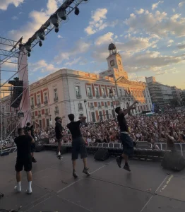 En MADO 2026 con La Cruz. Actuación en directo en la Puerta del Sol, Orgullo LGTBI